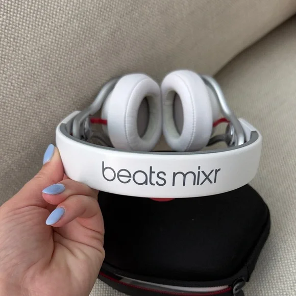 Beats mixr headphones with case - Picture 3 of 5